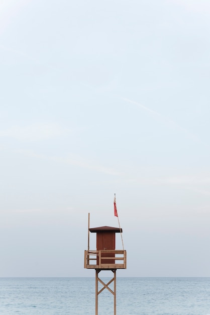 Vista al mar con torre de salvavidas de madera