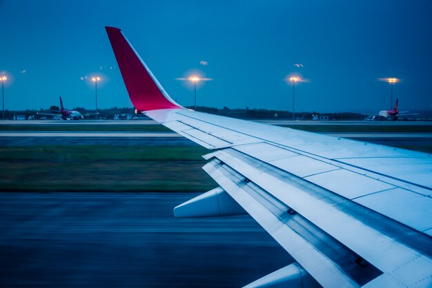 Vista del ala del avión de aire durante el despegue o el aterrizaje