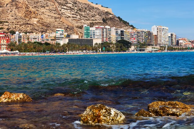 Vista de Alicante desde el Mediterráneo