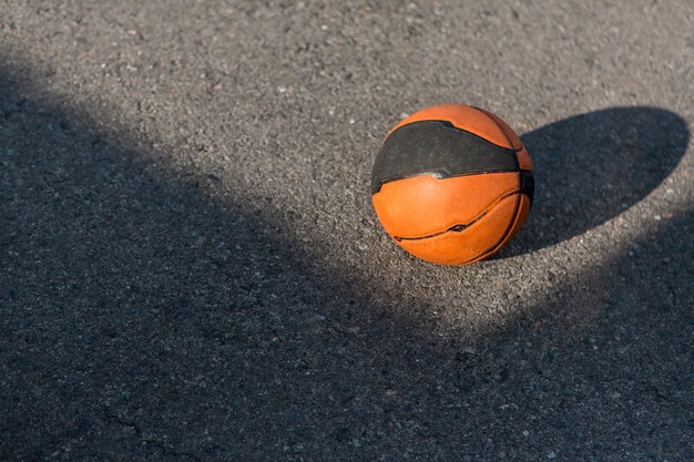 Vista alta de baloncesto sobre asfalto