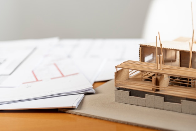 Vista alta casa modelo de juguete hecha de madera