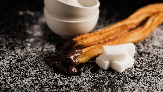 Foto gratuita vista alta de churros y terrones de azúcar