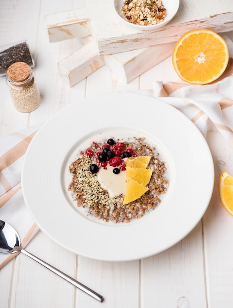 Vista alta comida de la mañana con rodajas de cítricos