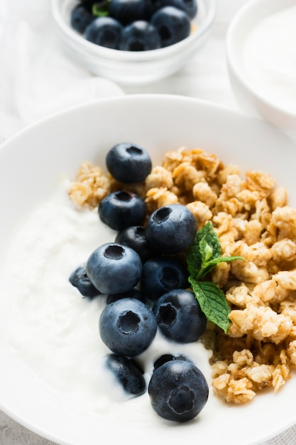 Vista alta de comida saludable por la mañana