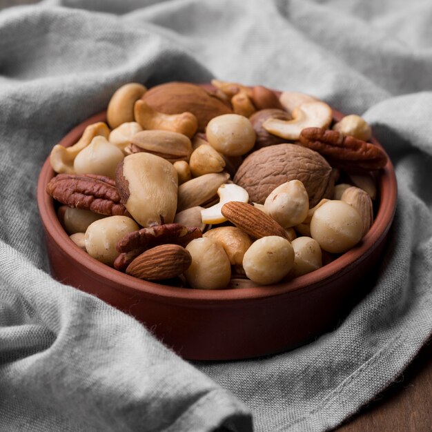 Vista alta deliciosa merienda de nueces en un tazón