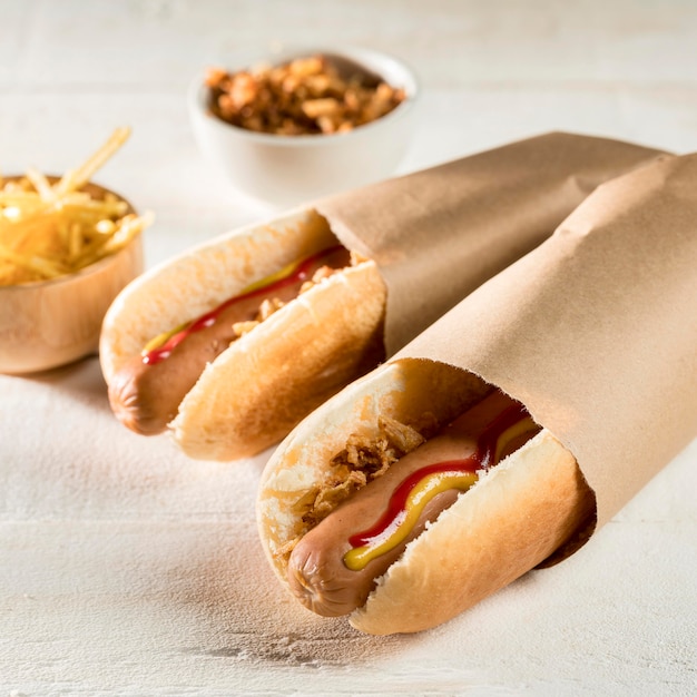 Vista alta de hot dog envuelto