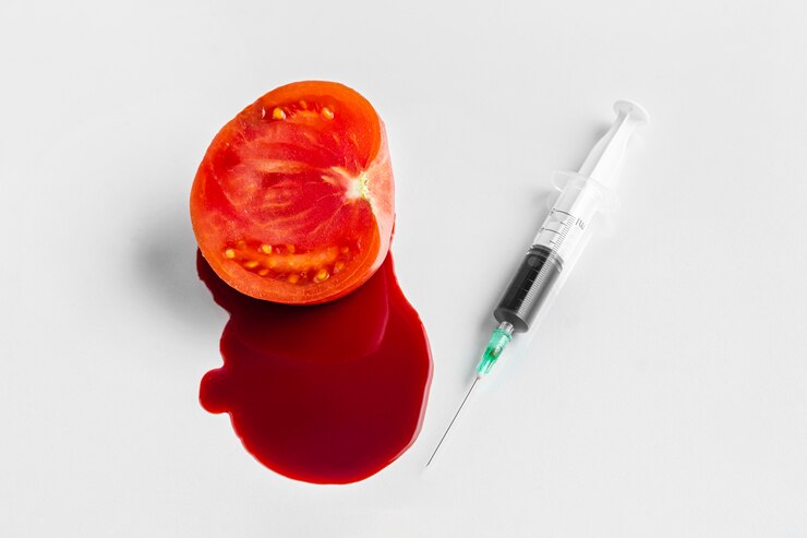 Foto gratuito vista alta mitad de tomate y productos químicos colorantes