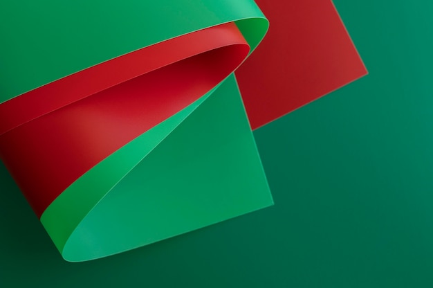 Vista alta de papeles rojos y verdes abstractos minimalistas