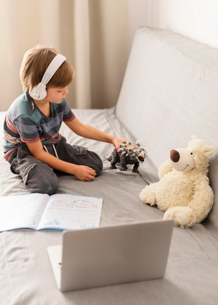 Vista alta del pequeño estudiante en línea