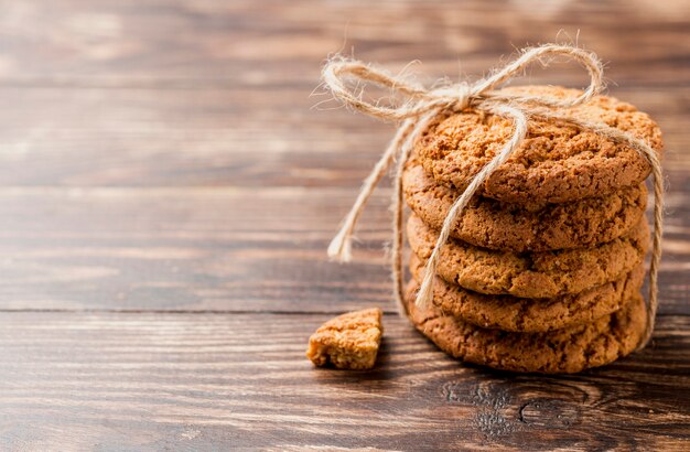 Vista alta pila de galletas con hilo