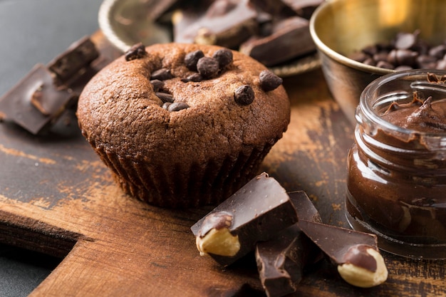 Foto gratuita vista alta sabrosa magdalena y trozos de chocolate