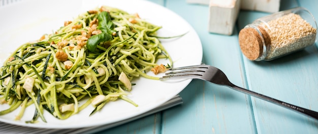 Vista alta saludable ensalada verde y semillas trituradas en frascos