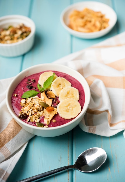 Foto gratuita vista alta saludable plato de comida con plátano