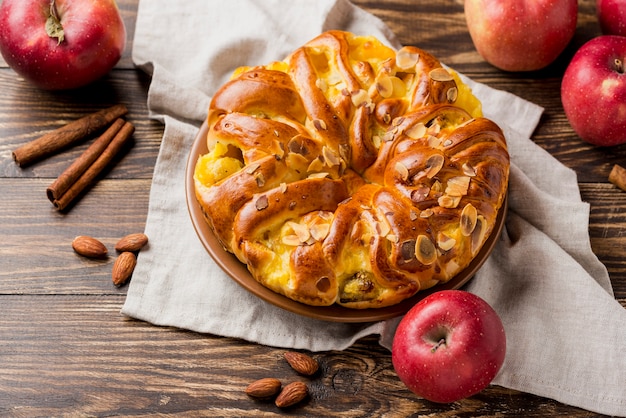 Vista alta de tarta de manzana entera sobre tela