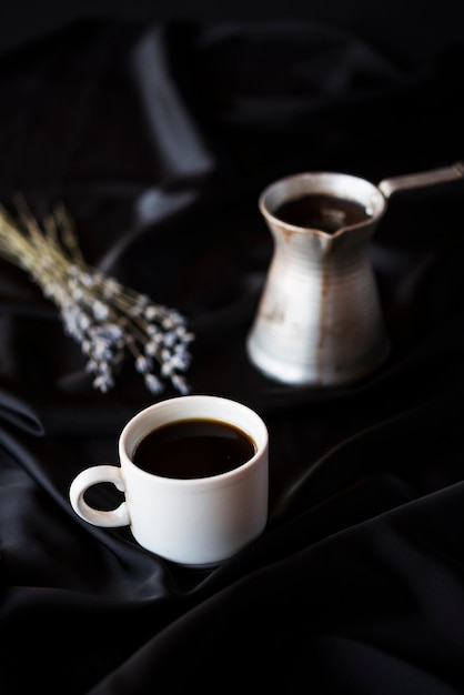 Vista alta tetera con café y lavanda