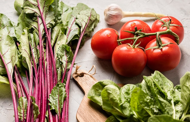 Vista alta de tomates y ensalada saludable