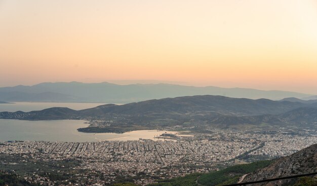 Vista desde las altas montañas de la ciudad costera. Makrinitsa