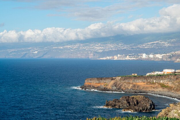 Vista de alto ángulo costa rocosa