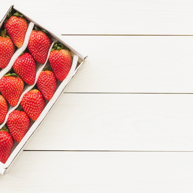 Vista de alto ángulo de fresas frescas sobre fondo de madera