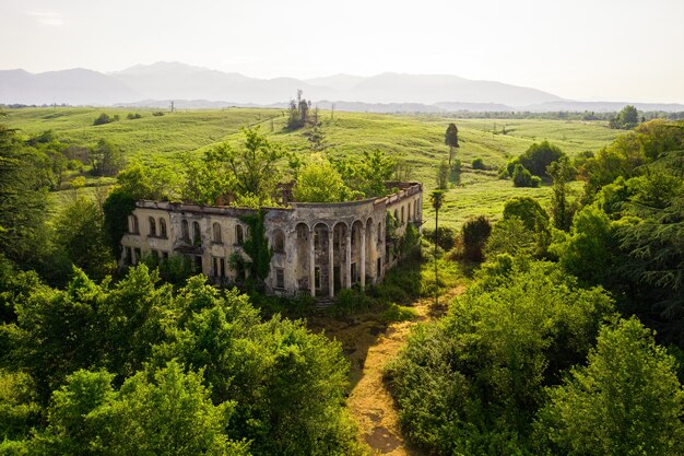 Vista de alto ángulo de un hermoso edificio entre los árboles.