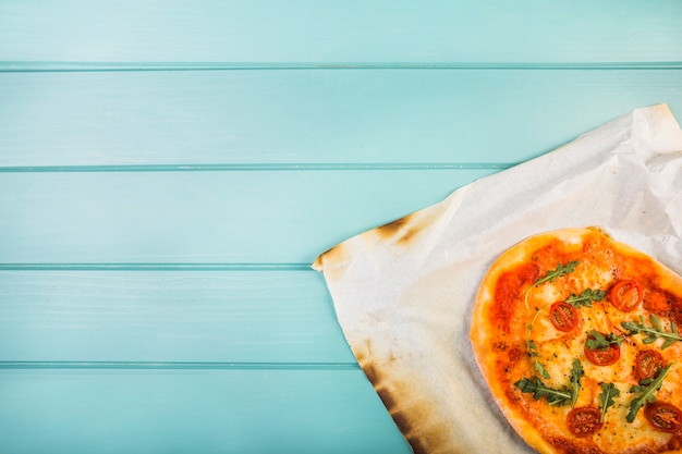 Foto gratuita vista de alto ángulo de pizza vegetal en la mesa