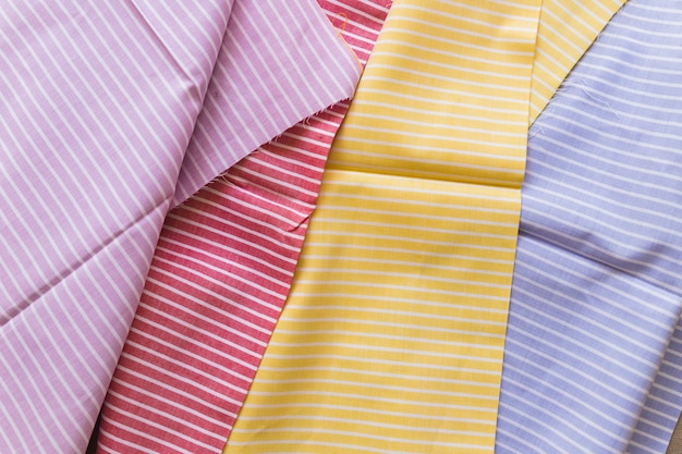 Vista de alto ángulo de varios textiles de patrón de rayas de colores múltiples