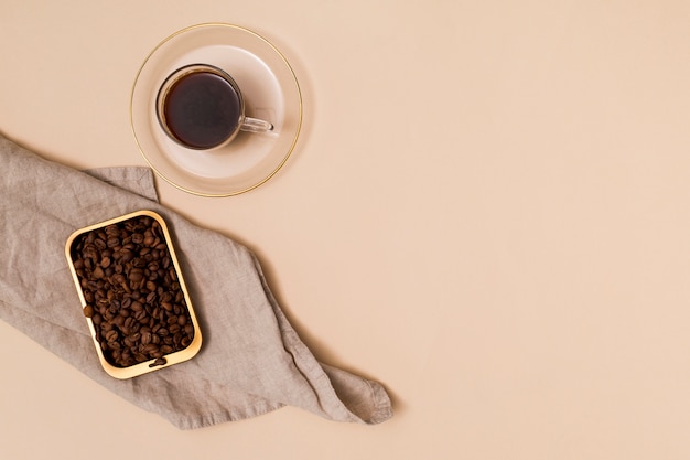 Foto gratuita vista alzada de elementos del desayuno