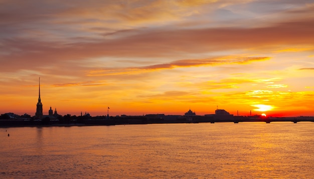 vista del amanecer del verano del río Neva