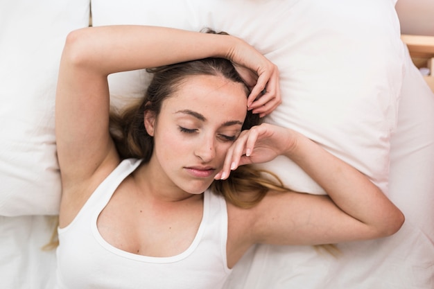 Vista de ángulo alta, de, un, mujer joven, sueño, en cama