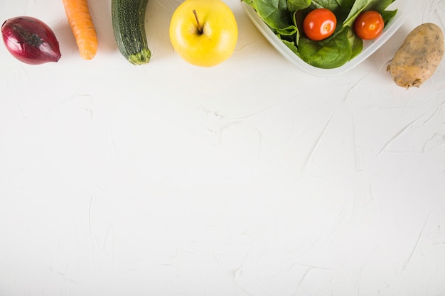 Vista de ángulo alto de alimentos crudos frescos sobre fondo blanco