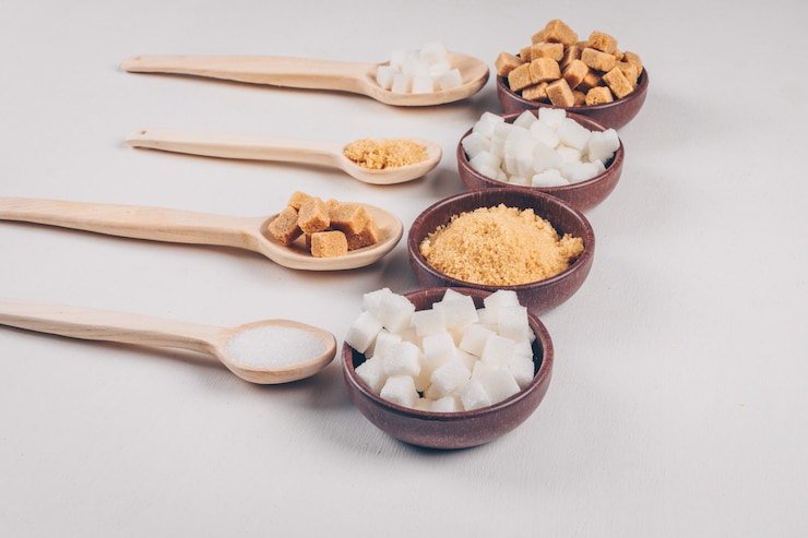Foto gratuito vista de ángulo alto azúcar blanco y marrón en cuencos con cucharas