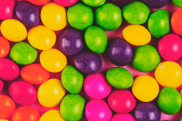 Vista de ángulo alto de caramelos dulces de varios colores