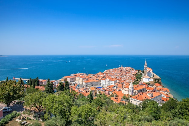 Vista de ángulo alto de la ciudad de Piran, Eslovenia en el cuerpo del Mediterráneo