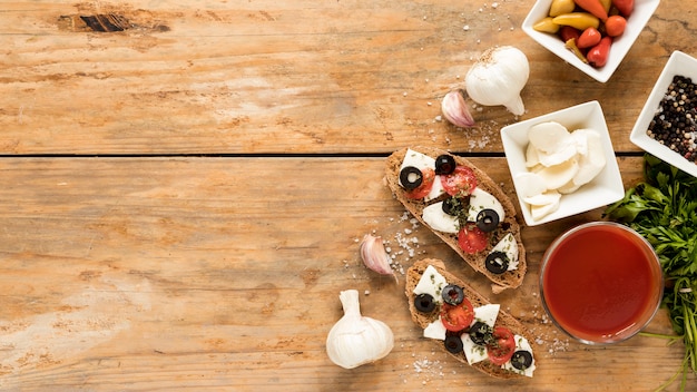 Vista de ángulo alto de comida italiana con ingredientes sobre mesa de madera