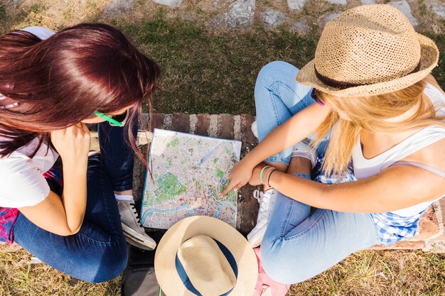 Vista de ángulo alto de dos excursionistas que buscan dirección en el mapa