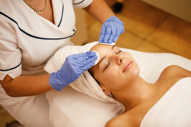 Vista de ángulo alto de hermosa mujer con tratamiento de belleza en el spa