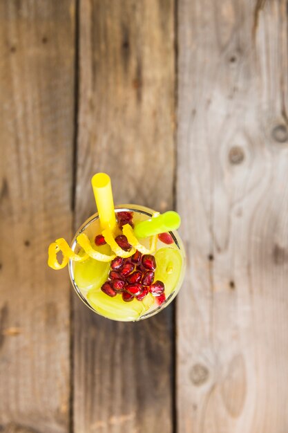 Foto gratuita vista de ángulo alto de jugo de fruta saludable sobre fondo de madera