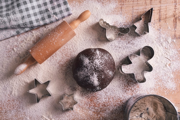 Vista de ángulo alto de masa para galletas de jengibre