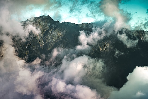 Vista de ángulo alto de las nubes que cubren las montañas rocosas