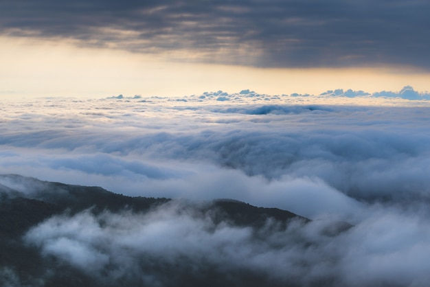 Vista de ángulo alto de las nubes sobre las colinas al atardecer