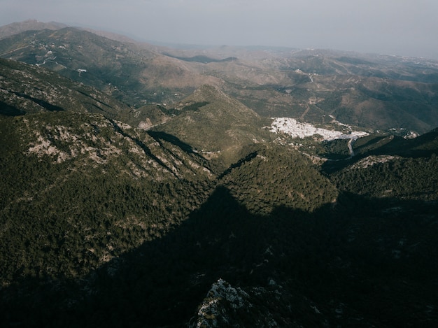 Vista de ángulo alto de un paisaje de montaña