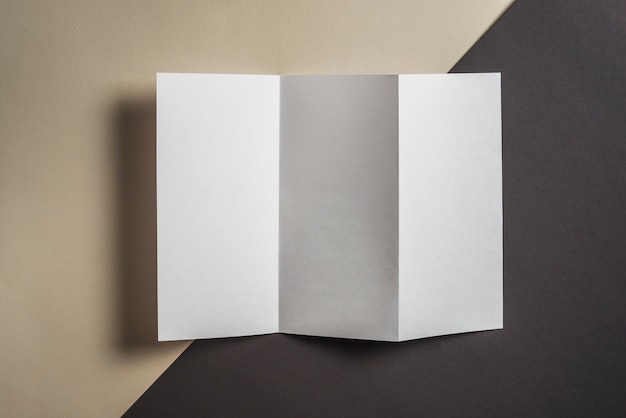 Foto gratuita vista de ángulo alto de papel en blanco carpeta sobre fondo colorido