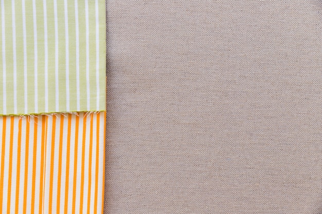 Foto gratuita vista de ángulo alto del patrón de rayas coloridas en tela de saco liso