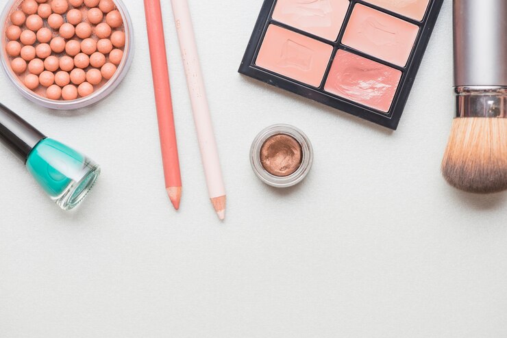Foto gratuito vista de ángulo alto de productos cosméticos aislados en superficie blanca