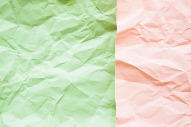 Vista de ángulo alto de superficie de papel arrugado verde y rosa