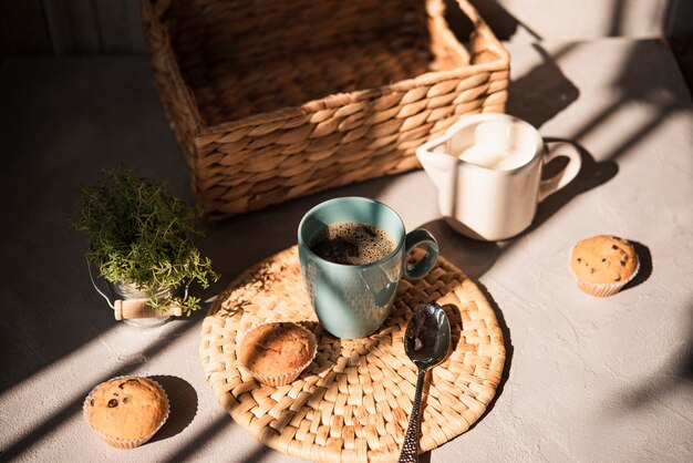 Vista de ángulo alto taza de café con leche