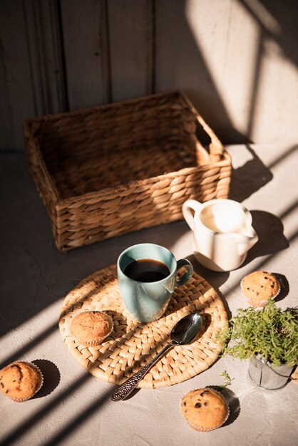 Vista de ángulo alto taza de café con leche