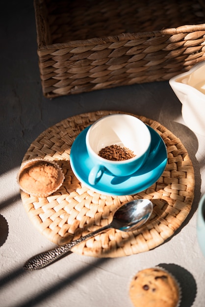 Vista de ángulo alto taza de café con magdalenas