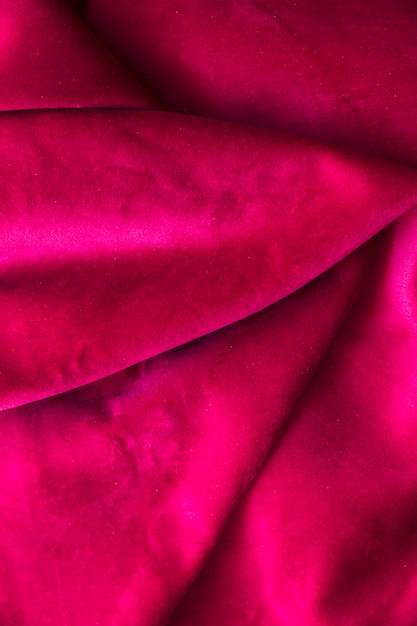 Vista de ángulo alto de tela de lujo rosa doblada