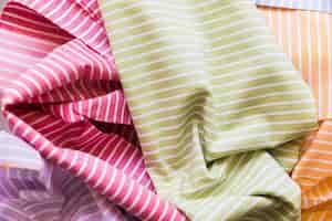 Foto gratuita vista de ángulo alto de textiles de rayas de colores